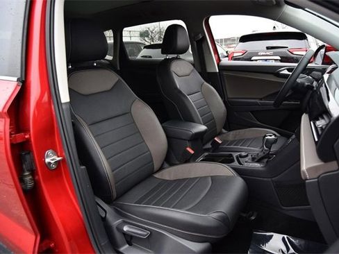 Certified 2022 Volkswagen Taos SEL w/ Panoramic Sunroof Package image 21