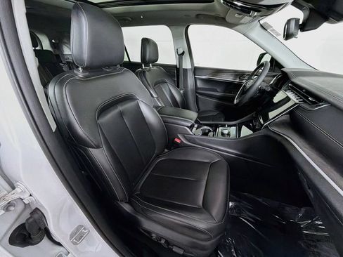 Used 2023 Jeep Grand Cherokee L Limited AWD/4WD image 30