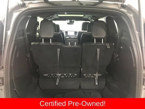 Used 2025 Chrysler Pacifica Limited image 32