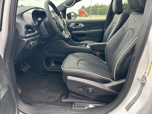 New 2026 Chrysler Pacifica Limited w/ S Appearance Package image 15