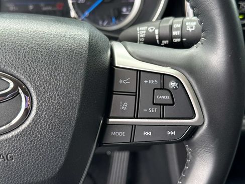 Used 2024 Toyota Highlander XLE FWD image 27