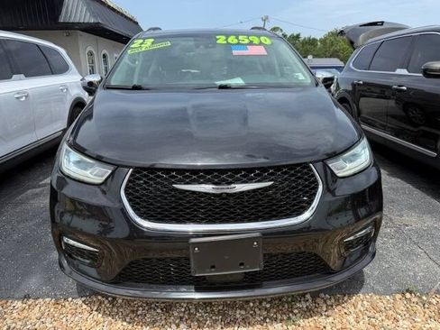 Used 2023 Chrysler Pacifica Limited FWD image 2