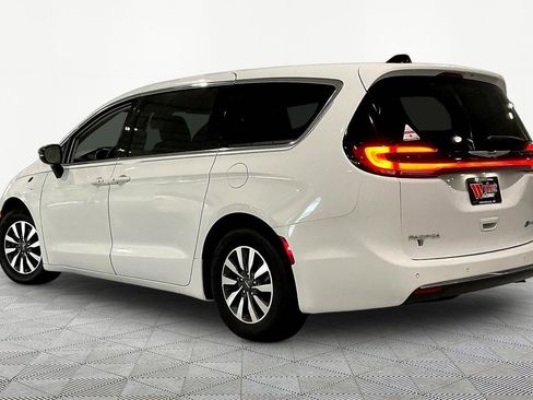 Used 2024 Chrysler Pacifica Limited FWD image 4