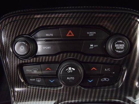 Used 2019 Dodge Challenger SXT image 31