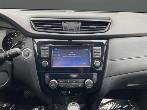 Used 2017 Nissan Rogue SV w/ SV Premium Package image 12