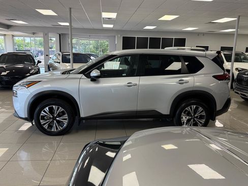 Used 2022 Nissan Rogue SV FWD image 3