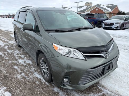 Used 2020 Toyota Sienna XLE w/ XLE Navigation Package image 5