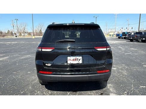 Used 2023 Jeep Grand Cherokee Altitude AWD/4WD image 6