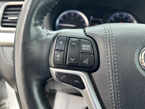 Used 2017 Toyota Highlander Limited Platinum AWD/4WD image 24