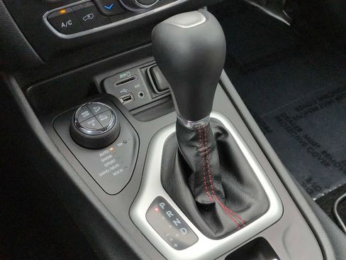 Used 2015 Jeep Cherokee Trailhawk w/ Comfort/Convenience Group image 34