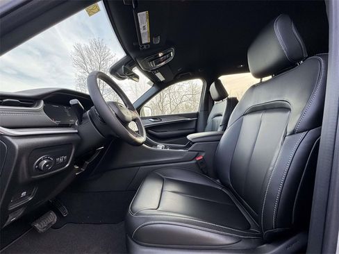 New 2025 Jeep Grand Cherokee Limited w/ Black Appearance Package image 13