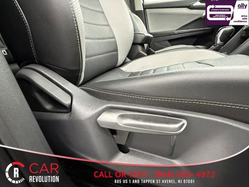 Used 2022 Volkswagen Taos SEL w/ Panoramic Sunroof Package image 53