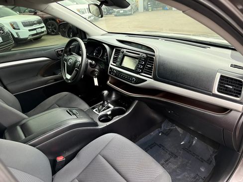 Used 2019 Toyota Highlander LE AWD/4WD image 21
