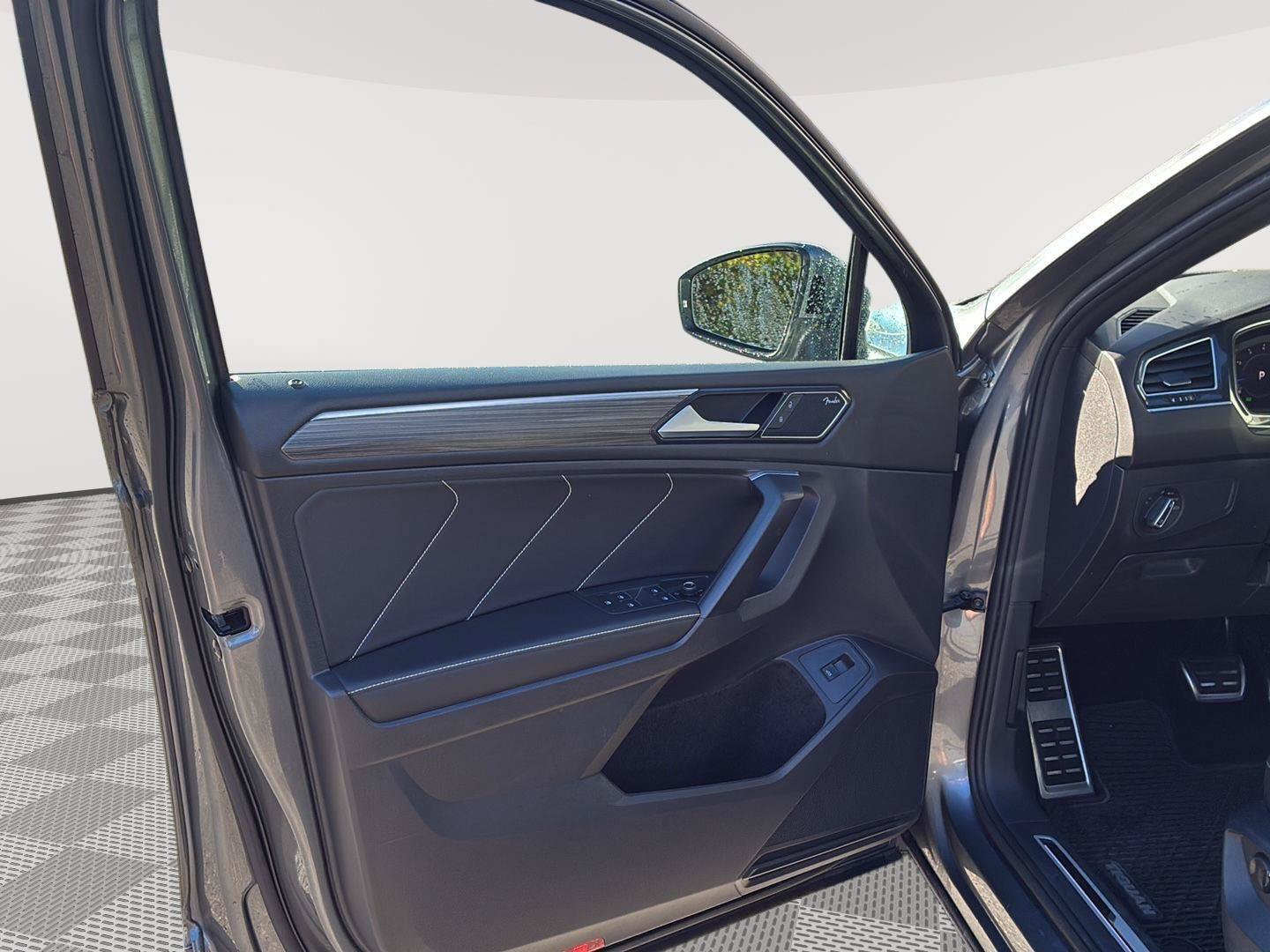 Used 2022 Volkswagen Tiguan SEL R-Line AWD/4WD image 20
