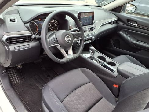 Used 2025 Nissan Altima 2.5 SV FWD image 4
