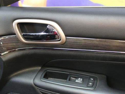 Used 2017 Jeep Grand Cherokee Overland image 9