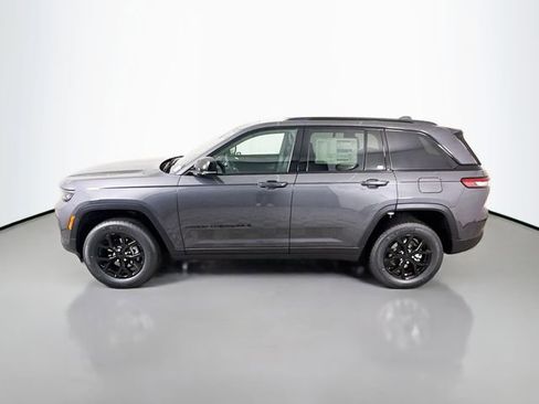 New 2025 Jeep Grand Cherokee Altitude image 4