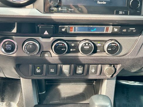 Used 2017 Toyota Tacoma TRD Off-Road w/ Premium & Technology Package image 21