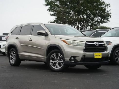 Used 2015 Toyota Highlander XLE FWD image 2