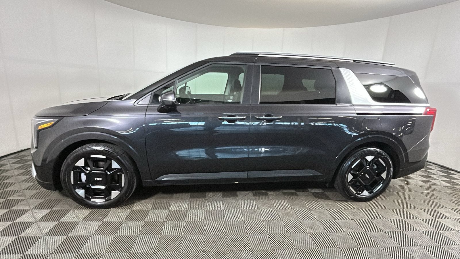 Used 2026 Kia Carnival EX FWD image 6