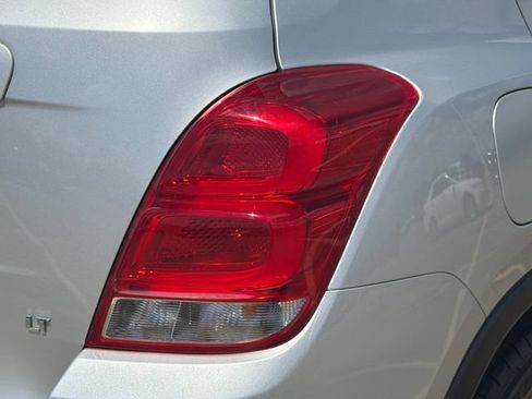 Used 2019 Chevrolet Trax LT w/ LT Convenience Package FWD image 29