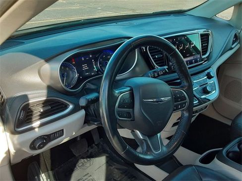 Certified 2021 Chrysler Pacifica Touring-L image 9