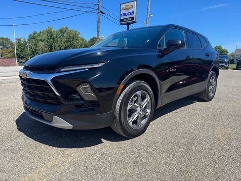 Used 2025 Chevrolet Blazer LT FWD image 2