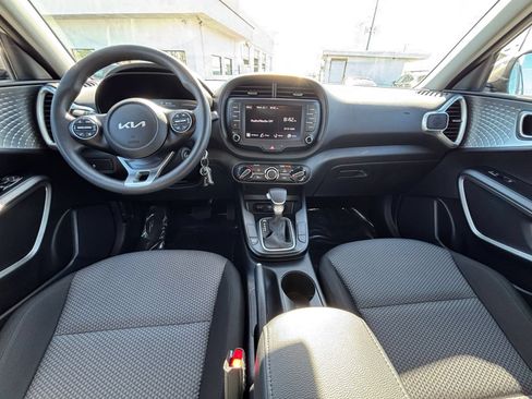 Used 2025 Kia Soul LX w/ LX Technology Package FWD image 32