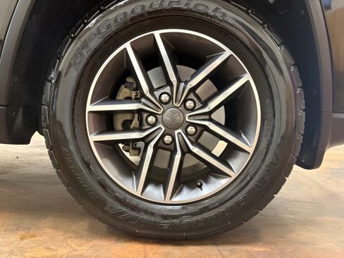 Used 2019 Jeep Grand Cherokee Limited w/ Luxury Group II RWD image 13