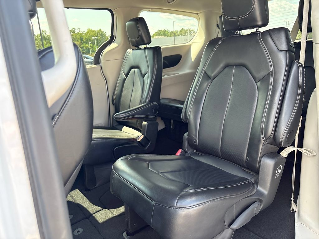 Used 2024 Chrysler Pacifica Touring-L FWD image 25