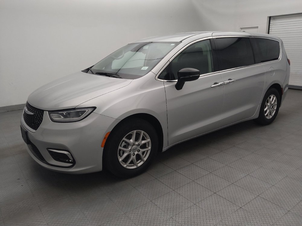 Used 2024 Chrysler Pacifica Touring-L FWD image 2