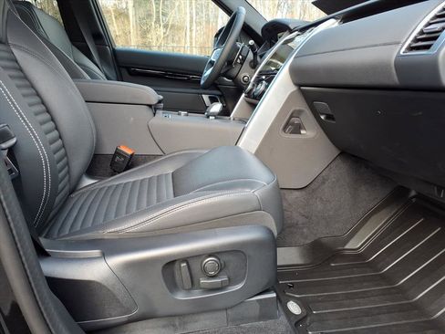 Certified 2025 Land Rover Discovery S image 3