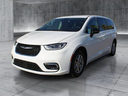 Used 2024 Chrysler Pacifica Touring-L FWD image 10