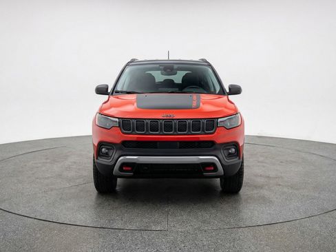Used 2025 Jeep Compass Trailhawk AWD/4WD image 2