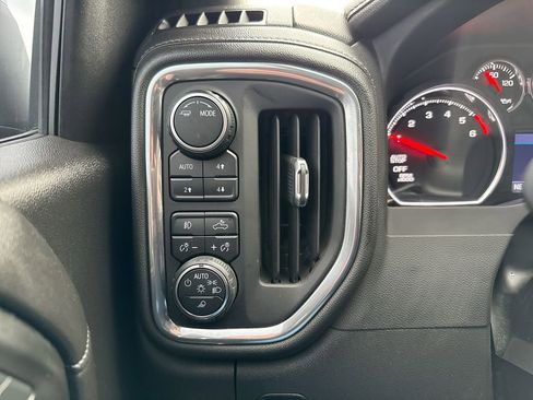 Used 2022 Chevrolet Silverado 1500 LTZ AWD/4WD image 19