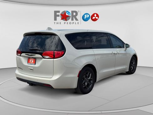 Used 2020 Chrysler Pacifica Touring w/ S Appearance Package FWD image 5