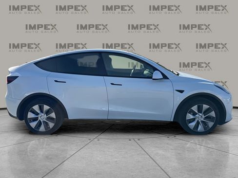 Used 2022 Tesla Model Y Long Range image 6