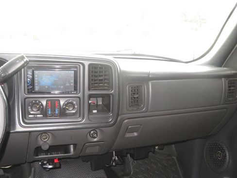 Used 2006 Chevrolet Silverado 2500 W/T w/ Heavy-Duty Power Package RWD image 37