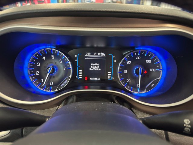 Used 2017 Chrysler Pacifica Touring-L FWD image 25