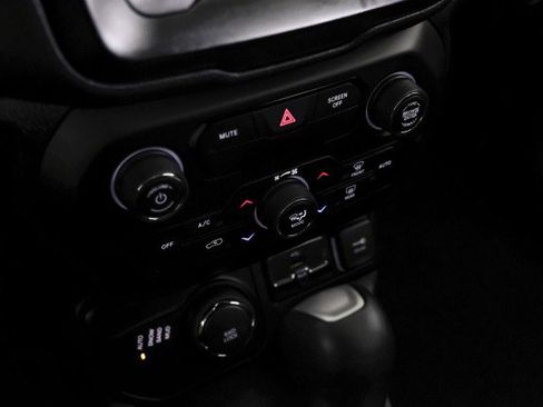 Used 2019 Jeep Renegade Latitude w/ Popular Equipment Group image 23