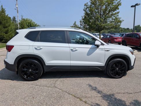 Used 2022 Volkswagen Taos SE w/ Panoramic Sunroof Package image 6