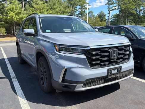 Used 2025 Honda Pilot Touring image 1