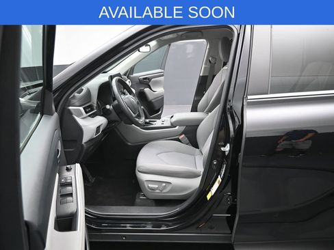 Used 2023 Toyota Highlander LE FWD image 9
