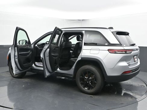 Used 2024 Jeep Grand Cherokee Altitude image 56