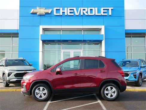 Used 2022 Chevrolet Trax LT w/ LT Convenience Package image 4