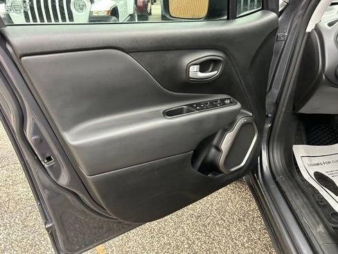 Used 2023 Jeep Renegade Latitude image 10