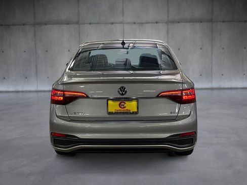 Used 2024 Volkswagen Jetta SE FWD image 4