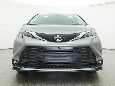 New 2026 Toyota Sienna XLE image 31