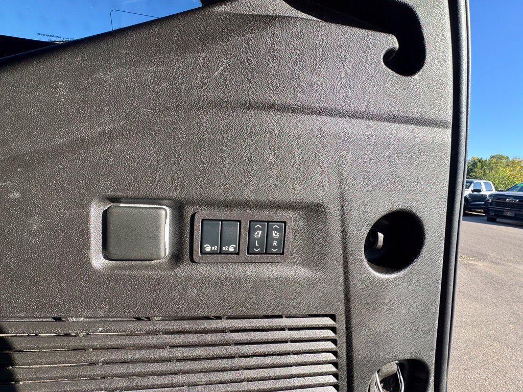 Used 2025 Chevrolet Suburban High Country AWD/4WD image 44