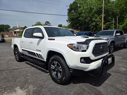 Used 2018 Toyota Tacoma TRD Sport w/ Technology Package AWD/4WD image 4